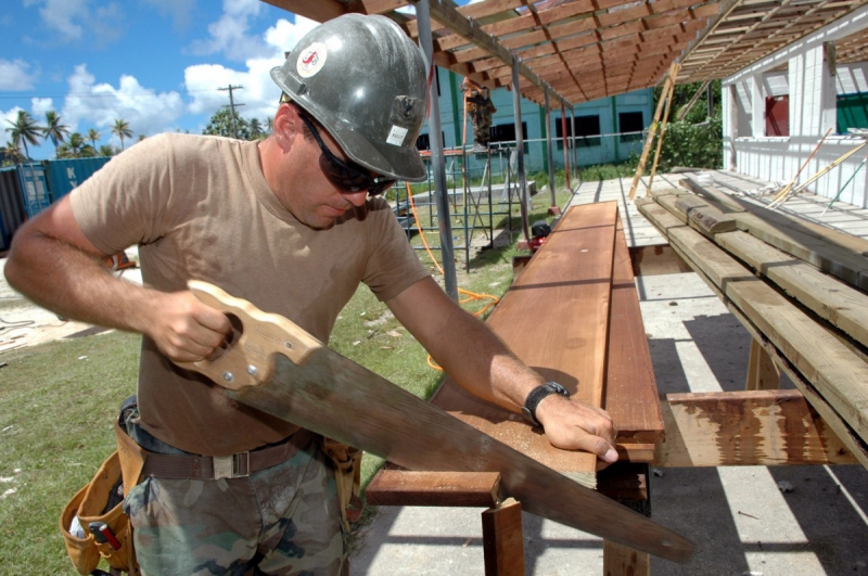 ebeniste-CIPIERES-min_worker_construction_building_carpenter_male_job_build_helmet-893290